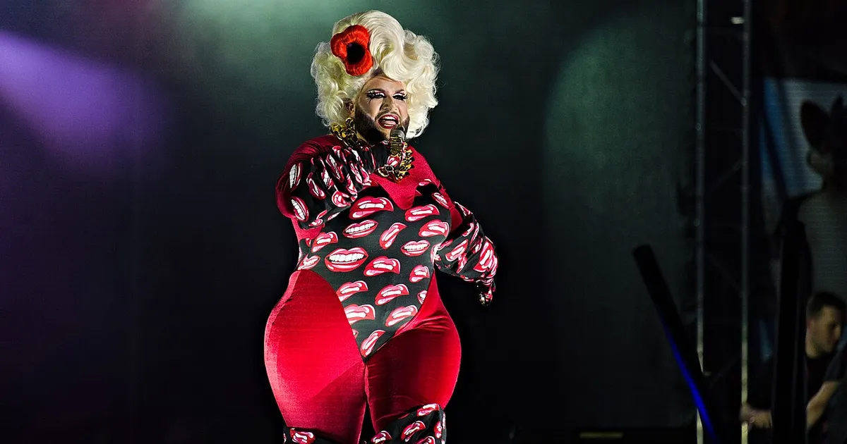 Bless You Darling Bochum: Symbolfoto einer Drag-Performance auf einer Berliner CSD-Bühne 2023